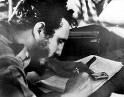 Castro firma la Ley de Reforma Agraria