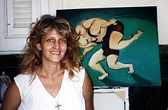 Rocío García (julio, 2000) detrás un cuadro de la serie sobre los luchadores