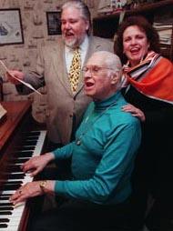 Ren Touzet (piano) junto a Armando Terron y Tania Marti (cantantes)