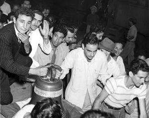 Fidel Castro en 1947, en ocasión de la llegada de la campana de la Demajagua a La Habana