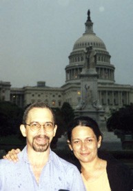 Reina Mara y el director de L.H.E. a la salida del Capitolio de Washington, en Prado