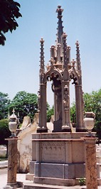 panteón de la familia Rosell-Sauri donde fue sepultado Casal (Cementerio de Colón)