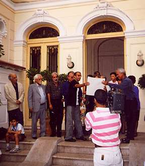 Nelson Simn recibe el premio de poesa. Foto, cortesa de Carlos Hernndez, enviado de La Habana Elegante