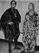 Hugo de Soto junto a Mrs. Berenice Kent en la apertura de una galera de arte