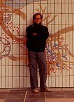Hugo de Soto junto al mural de cermica realizado para el Institute Merieux, 1983-84 (Lyon, France)