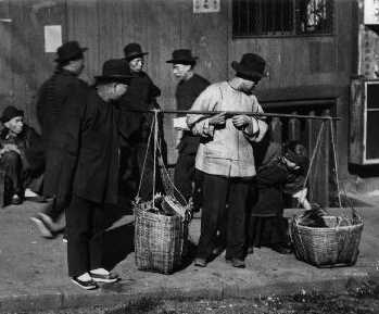 Arnold Genthe: vendedor de pollos en Chinatown (San Francisco)