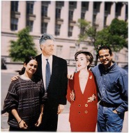 Reina María departiendo amistosamente con el Presidente Clinton