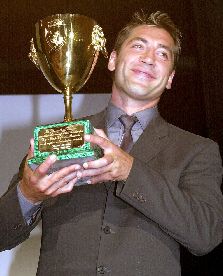 Javier Bardem con la Copa Volpi..... (qu Copa!!)