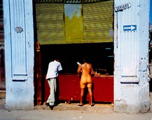 mulata en un puesto de viandas de la calle Gervasio (foto de Jos Manuel Castelln)