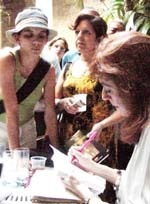 Mayra Montero firmando ejemplares de su novela