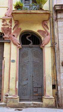 puerta art nouveau (foto de Amity Wilczek)