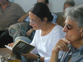 Reina María Rodríguez leyendo el libro de Juan Carlos