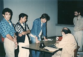 de izquierda a derecha, Néstor Díaz de Villegas, Pedro de Jesús Campos y un desconocido. Sentado, Allen Ginsberg ( Miami, 1985)