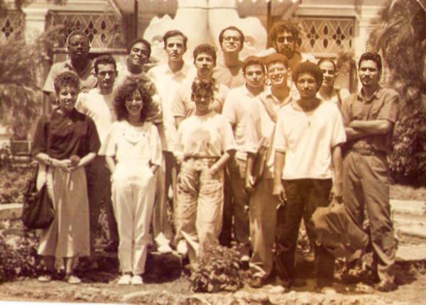 Foto de gupo tomada en la Qinta de los Molinos. Aparecen, entre otros, V'ictor Fowler, Antonio J. Ponte, Pedro M. de Armas, Almelio Calderón y Rolando Sánchez Mejías 