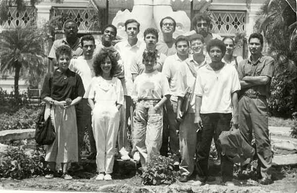 Foto de gupo tomada en la Qinta de los Molinos. Aparecen, entre otros, V'ictor Fowler, Antonio J. Ponte, Pedro M. de Armas, Almelio Calderón y Rolando Sánchez Mejías 